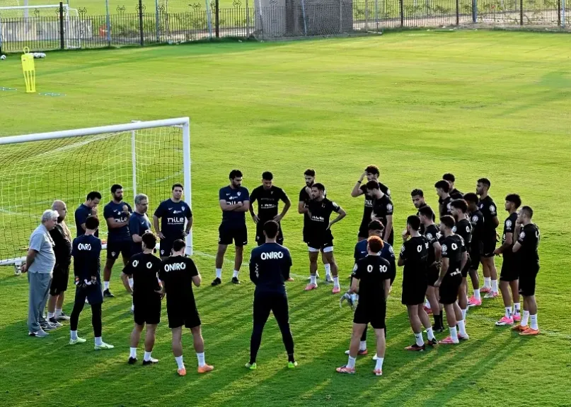 اجتماع تحفيزي في معسكر الزمالك قبل قمة الأهلي