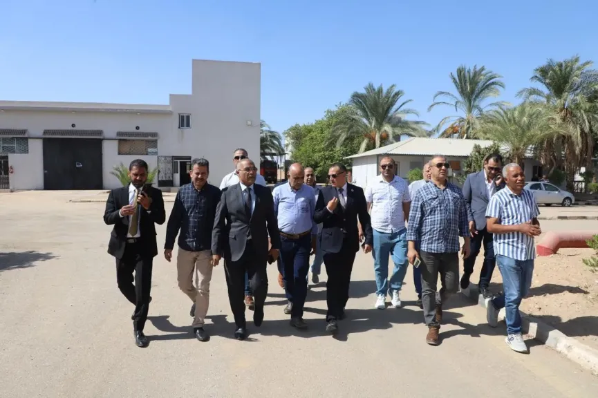 رئيس نقابة البترول يجري زيارة تفقدية للمنطقة الجغرافية البترولية بأسيوط وسط اصطفاف عمالي خلف النقابة العامة
