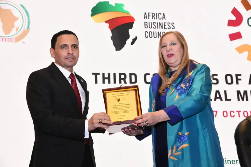 النائب إسلام التلواني خلال تكريمه بمؤتمر تنميه الموارد المعدنية : دعم المرأة الإفريقية استثمار حقيقي