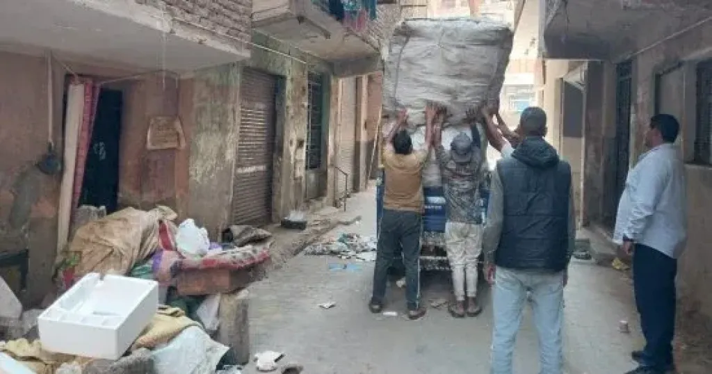 حملة لإزالة بؤر الفرز العشوائى للقمامة ومواجهة النباشين فى بولاق الدكرور