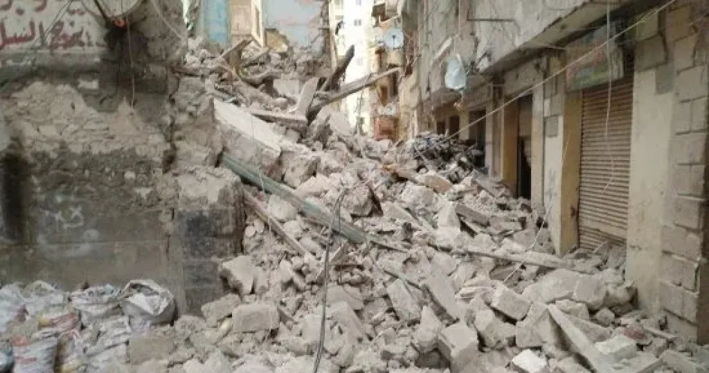 مصرع طفلة وإصابة والدها في انهيار جدار منزل بأسوان