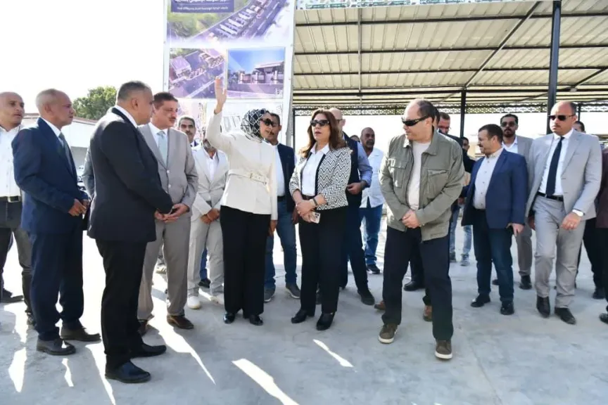 وزيرة التنمية المحلية ومحافظ الوادي الجديد تتفقدان أعمال تطوير الموقف الإقليمي بالخارجة