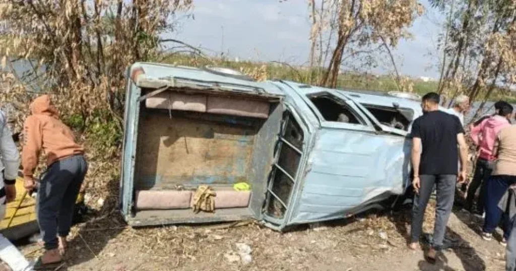 إصابة 6 أشخاص في انقلاب سيارة ربع نقل بقنا