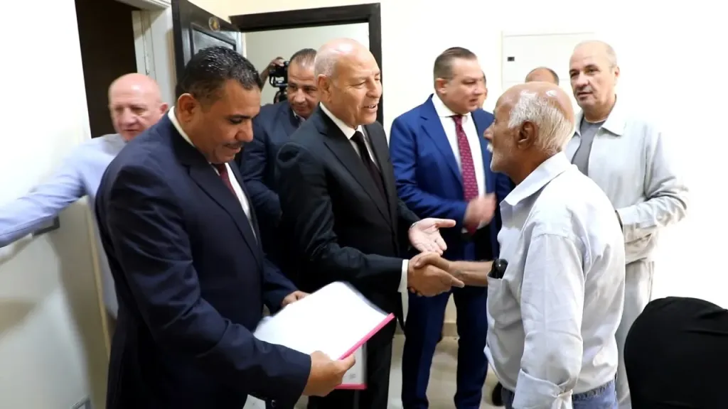 محافظ القاهرة ورئيس صندوق التنمية الحضرية يراجعان عقود تسليم 386 وحدة سكنية بمشروع ”روضة السيدة 2”