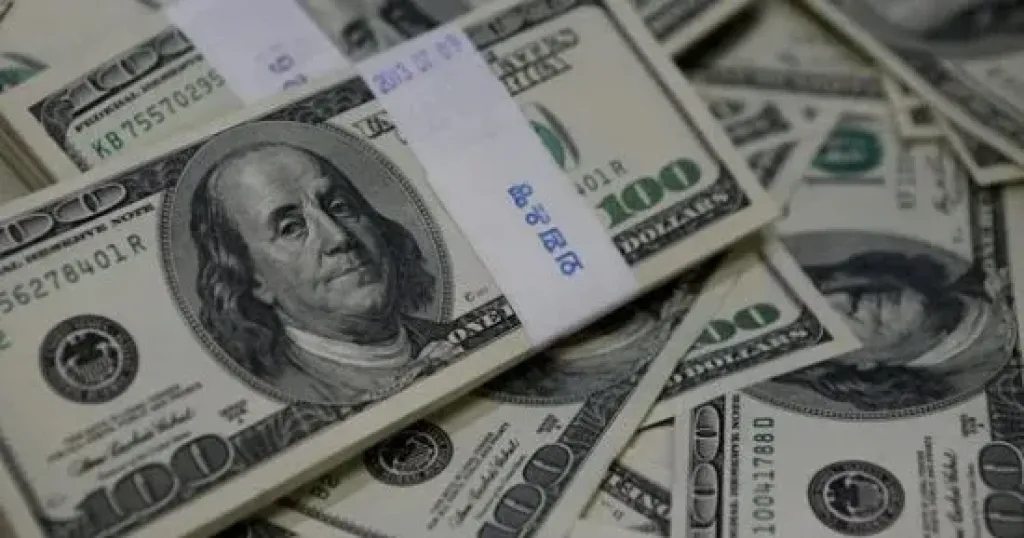 هدوء في سوق الصرف.. تقارب ملحوظ بين البنوك الكبرى في أسعار شراء وبيع الدولار