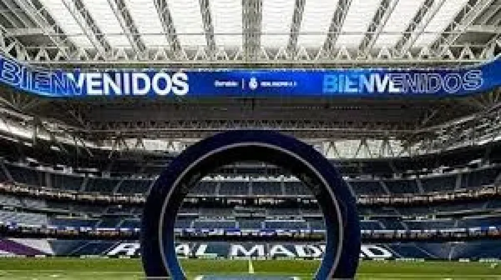 درع ريال مدريد الضخم يزين واجهة سانتياجو برنابيو