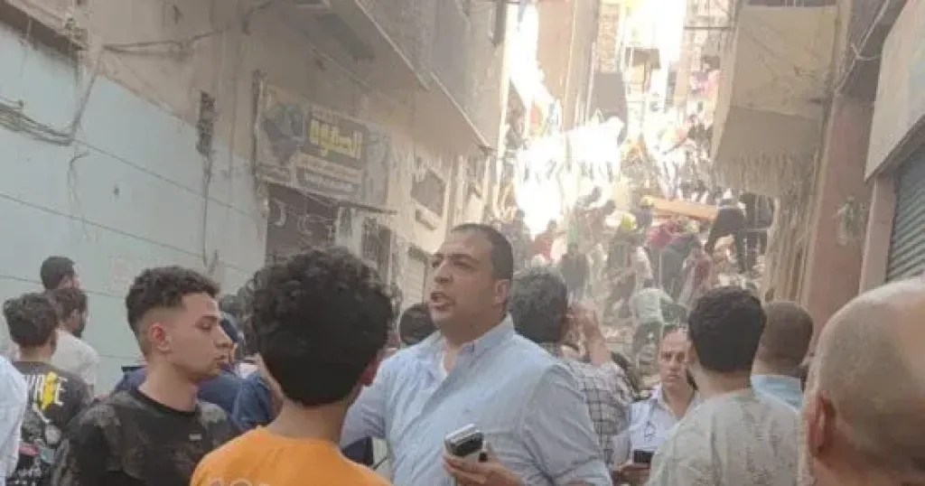 إخلاء عقارين مجاورين من السكان للمنزل المنهار فى حدائق القبة