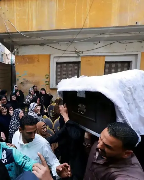 تشيع جثمان بنت مركز المحمودية المضيفة عزة رمزي إلى مثواها الأخير اليوم