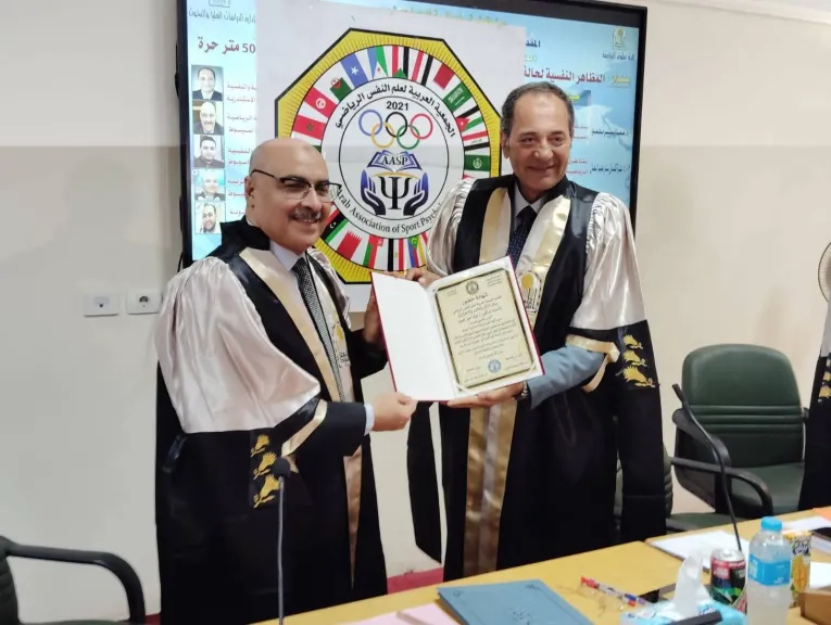 رئيس جامعة أسيوط يهنئ عميد كلية علوم الرياضة لمنحه الرئاسة الفخرية للجمعية العربية