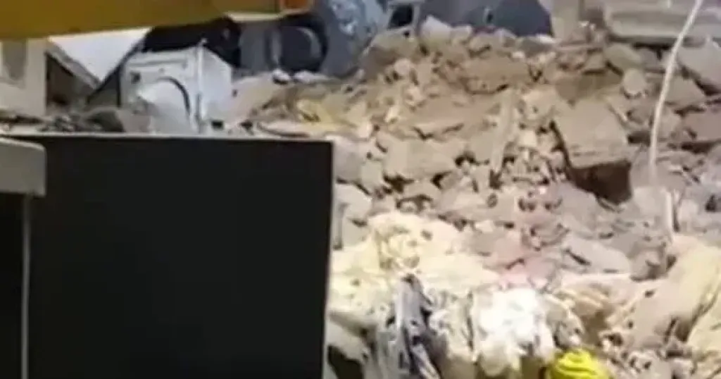 استخراج جثة مسنّة من تحت أنقاض عقار حدائق القبة المنهار