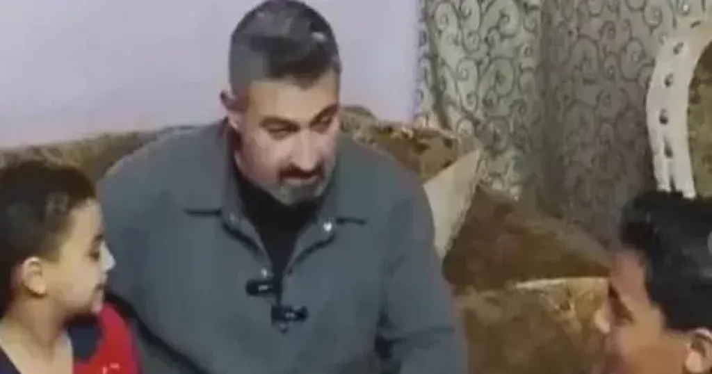 ياسر جلال يحقق أمنية الطفل بائع البلاستيك ويزوره في منزله بدار السلام