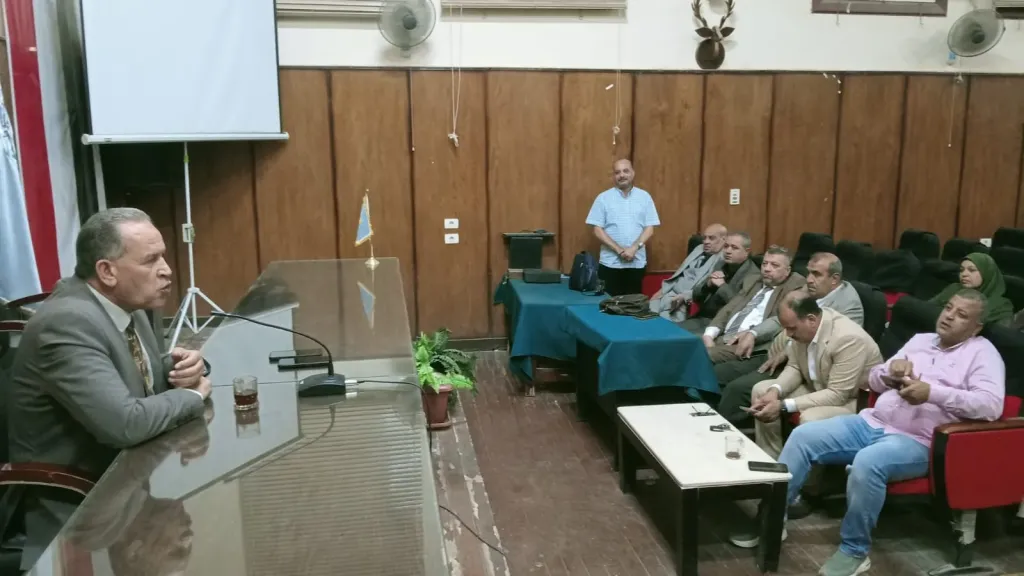 وكيل وزارة التعليم بأسيوط يترأس اجتماع مديرى الإدارات لمتابعة البرامج العلاجية وضبط العملية