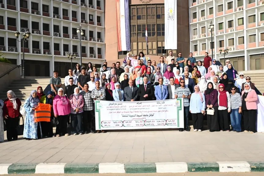 رئيس جامعة أسيوط يلتقي فريق القافلة التنموية الشاملة الثامنة قبل انطلاقها إلى قرية بني