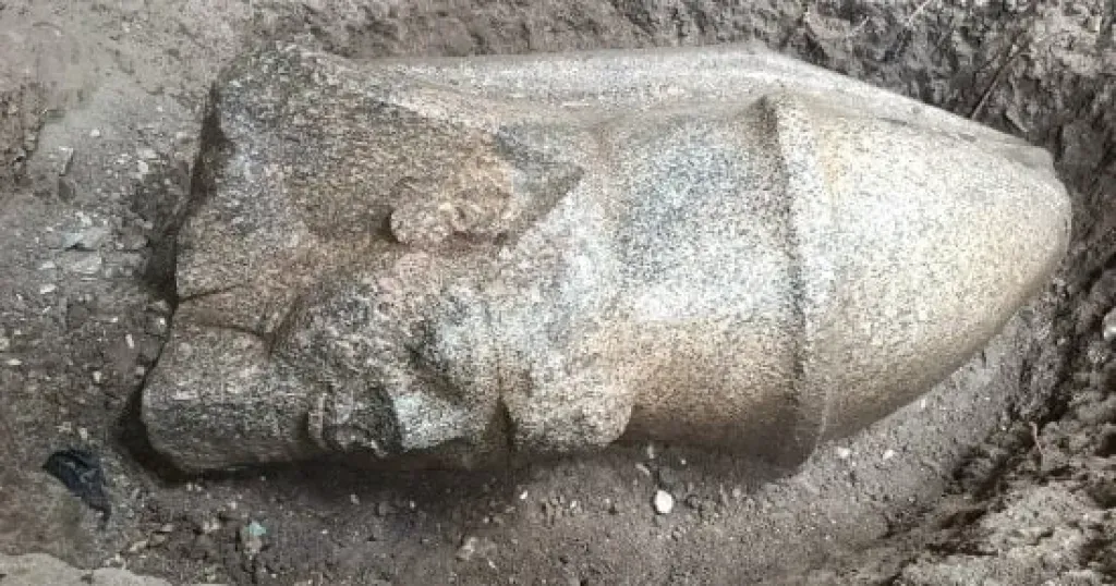 مصدر بالآثار:مواطن عثر على رأس رمسيس الثانى على بعد 10سم من حرث أرض زراعية