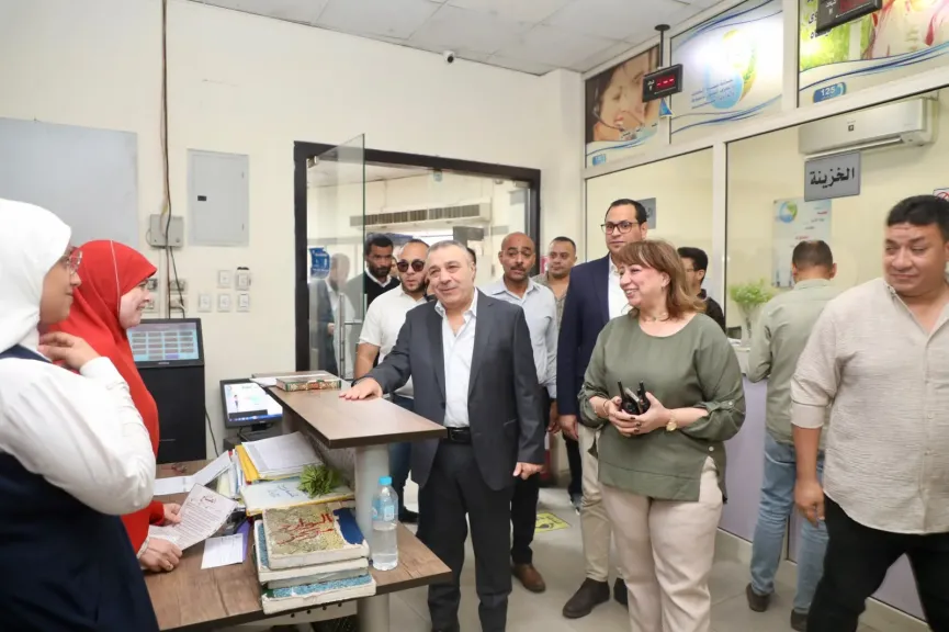 أول انطلاق ميدانى لرئيس مياه أسيوط .. يتابع العمل بمركز خدمة العملاء والخط الساخن