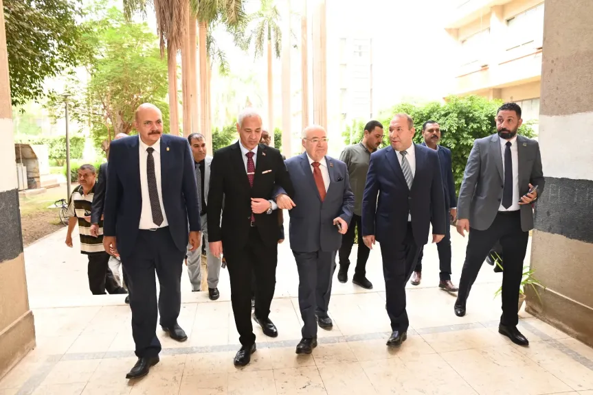 رئيس جامعة أسيوط يفتتح المؤتمر العلمي التاسع لشباب الباحثين في العلوم الأساسية