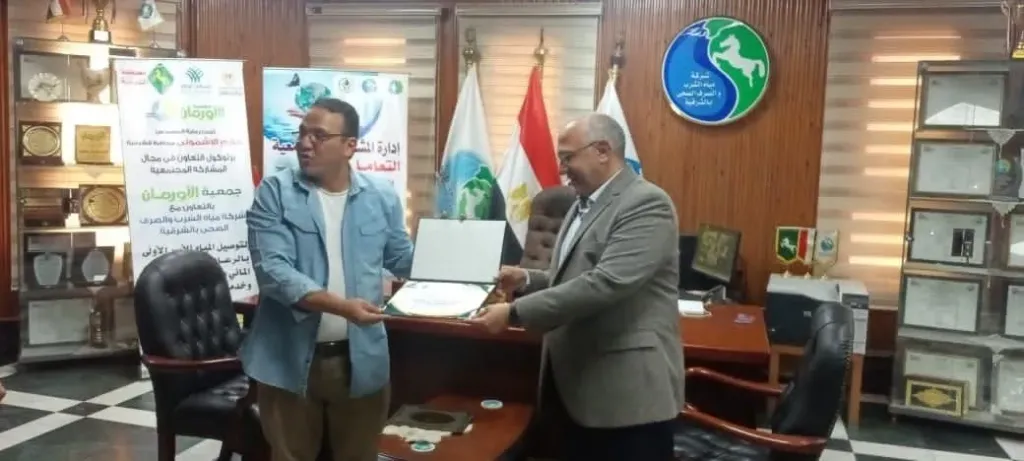 مياه الشرقية :المحتمع المدنى يسليم شيك بقيمة ٥٧ ألفا و٧٠٠ جنيه لتوصيل المياه لـ١٢٥اسرة