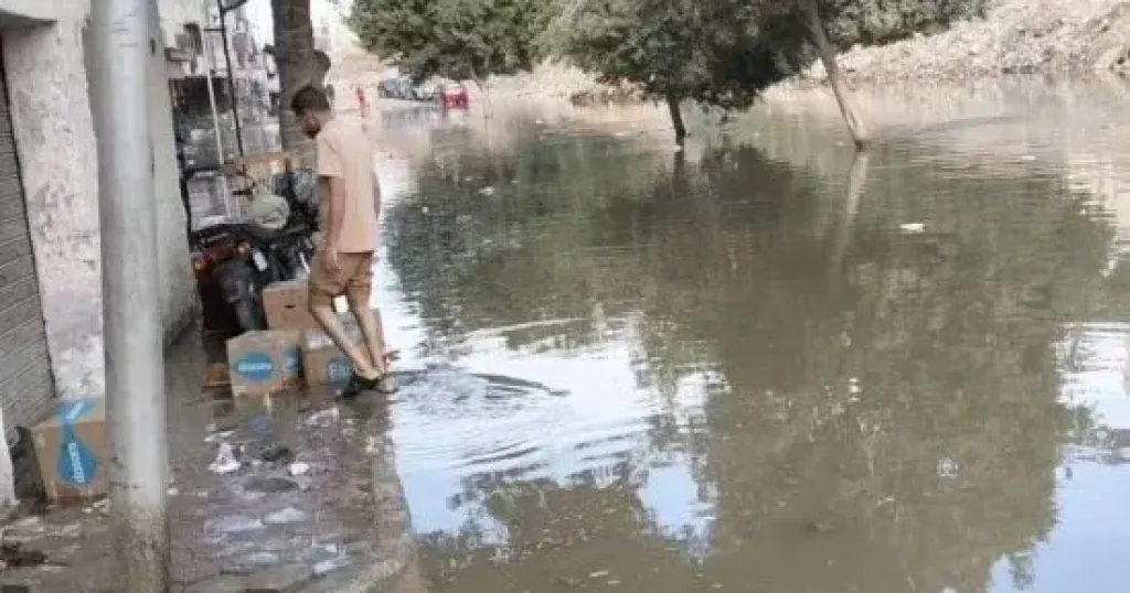كسر ماسورة مياه بمساكن الزلزال بالمقطم وغرق الشوارع ومعدات الشركة تتحرك