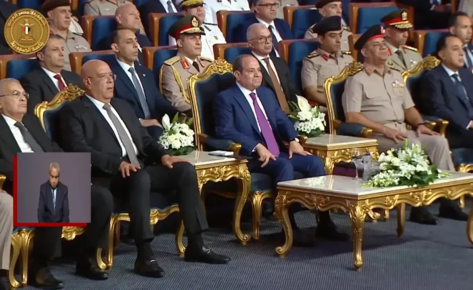 الرئيس السيسي يشاهد فقرة بعنوان «الآلة الزمنية» خلال حضوره الندوة التثقيفية الـ 44 للقوات المسلحة