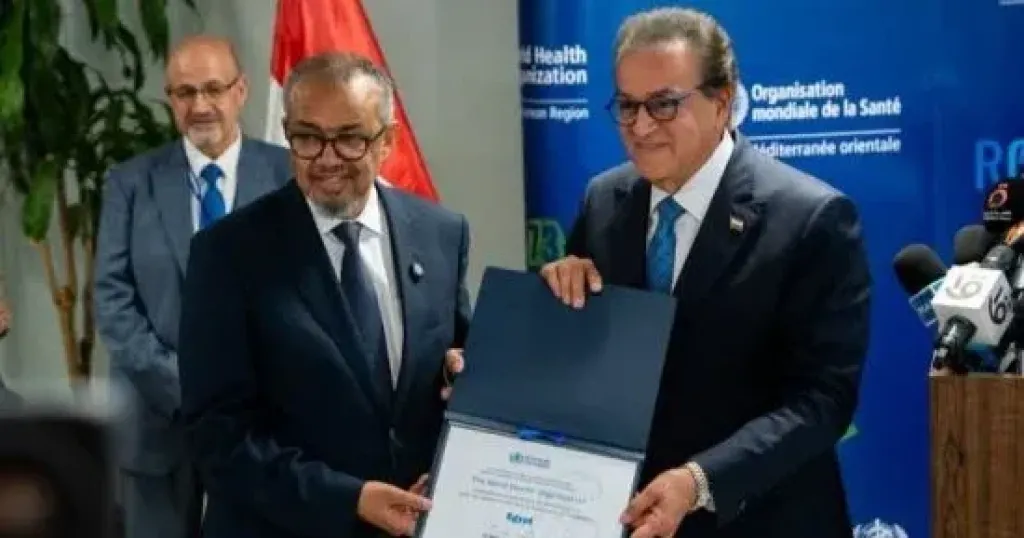 مدير الصحة العالمية يسلم وزير الصحة شهادة الحفاظ على المستوى الذهبى للقضاء على فيروس C