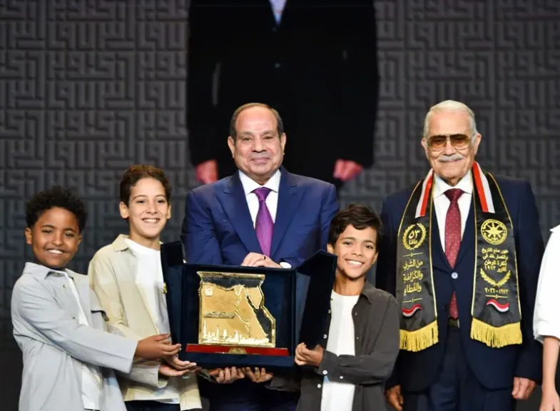 الرئيس السيسي يشاهد فقرة بعنوان «تراب مصر أغلى من الذهب»