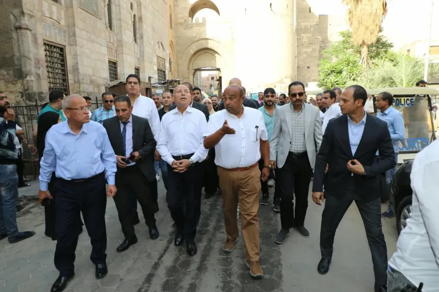 محافظ القاهرة يتفقدحى وسط القاهرة للاطلاع على أعمال ترميم وإعادة تأهيل سوق الخيامية