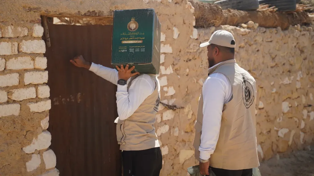 «بيت الزكاة والصدقات» ينتهي من توزيع كراتين مواد غذائية وملابس وكراسي لذوي الهمم بواحتي سيوة والجارة