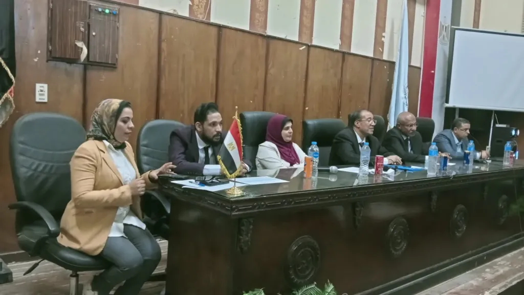 بحضور أساتذة جامعة اسيوط  ” شهادة البكالوريا المصرية ” فى ندوة توعوية لطلاب الثانوى بأسيوط