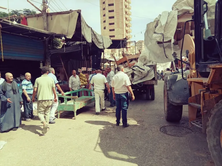 محافظ أسيوط: حملات مكبرة بالقوصية لرفع الإشغالات ومراجعة تراخيص المحال والإعلانات