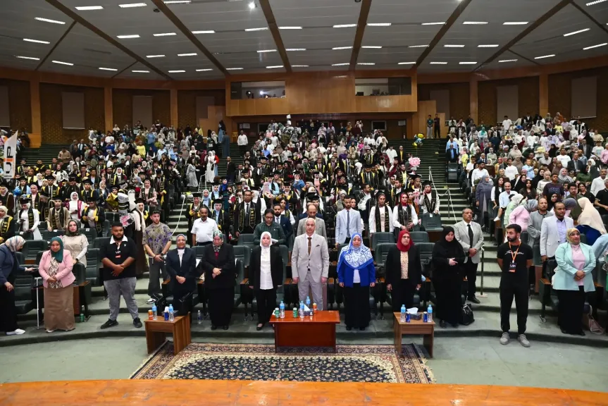 رئيس جامعة أسيوط يشهد حفل تخرج الدفعة الأربعين بكلية التمريض ويؤكد: التمريض