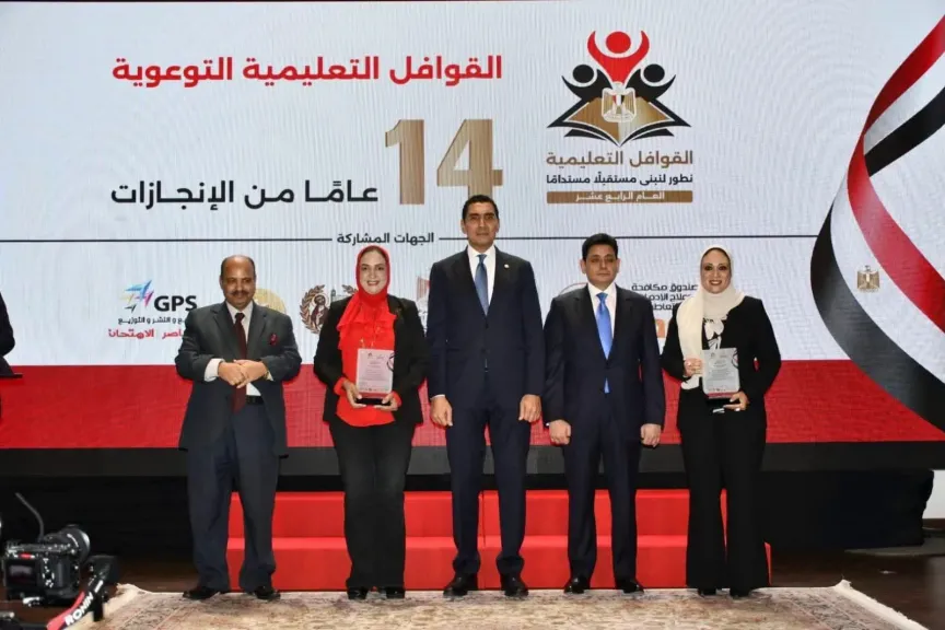 وزير الشباب والرياضة يكرم وكيلة الوزارة بالشرقية لجهودها بمشروع القوافل التعليمية والتوعوية