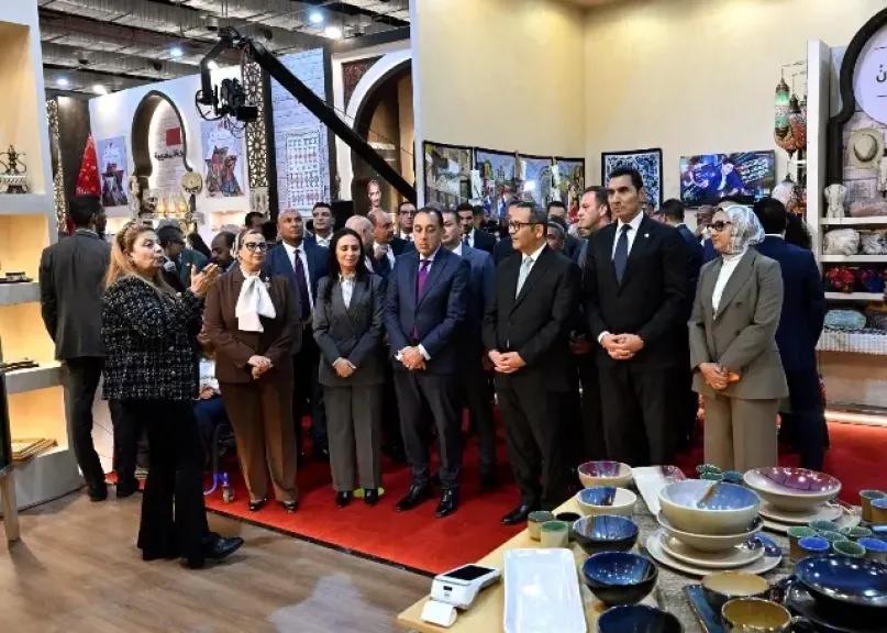 مدبولي يتفقد أجنحة المجلس القومي للمرأة بمعرض «تراثنا».. مشاركة 140 سيدة من الحرفيين والصناع