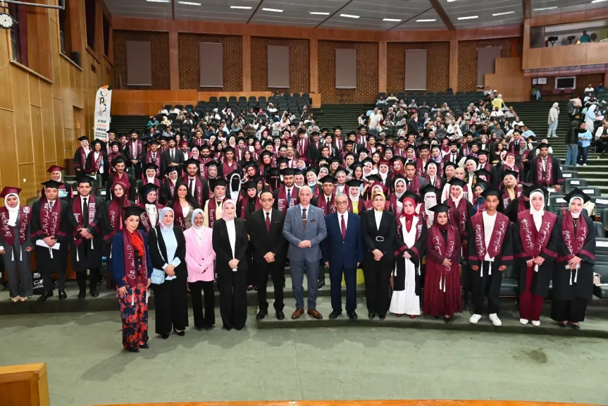 رئيس جامعة أسيوط يشهد حفل تخرج دفعة جديدة من برامج الماجستير المهني بكلية التجارة