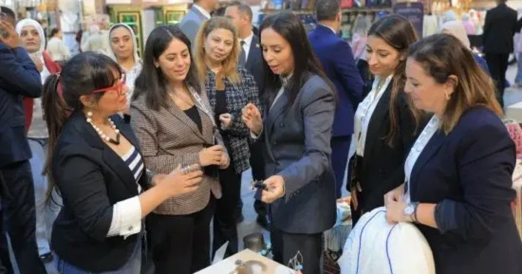 وزيرة التضامن تتفقد جناح صندوق دعم الصناعات الريفية والبيئية ضمن معرض ”تراثنا للحرف اليدوية”