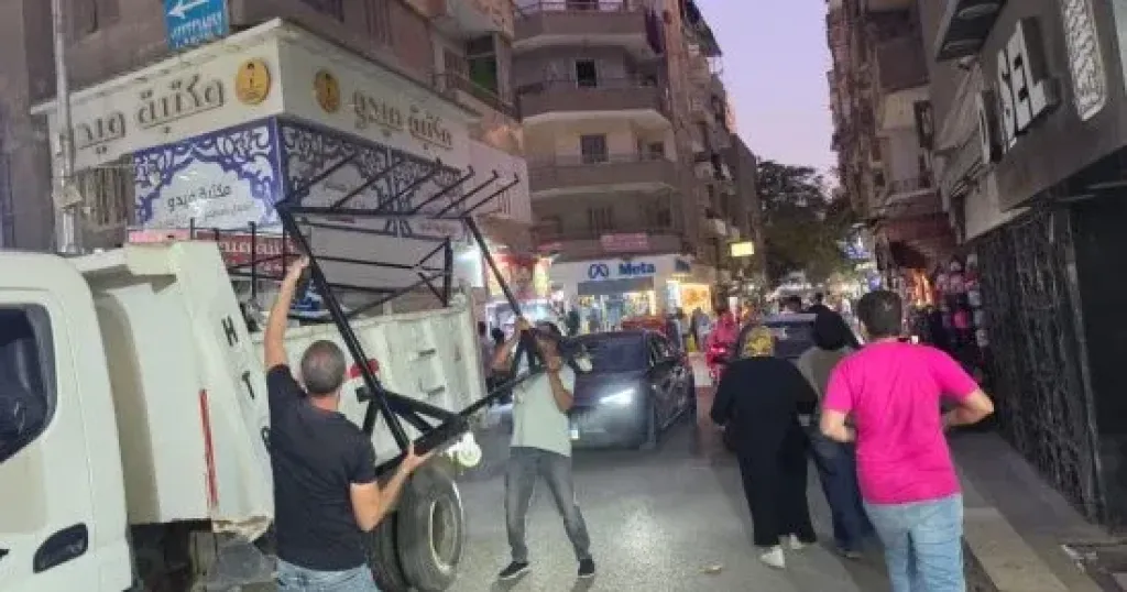 حى الطالبية يشن حملة بشارعى العريش وضياء.. تشميع 7 محلات ومصادرة المضبوطات