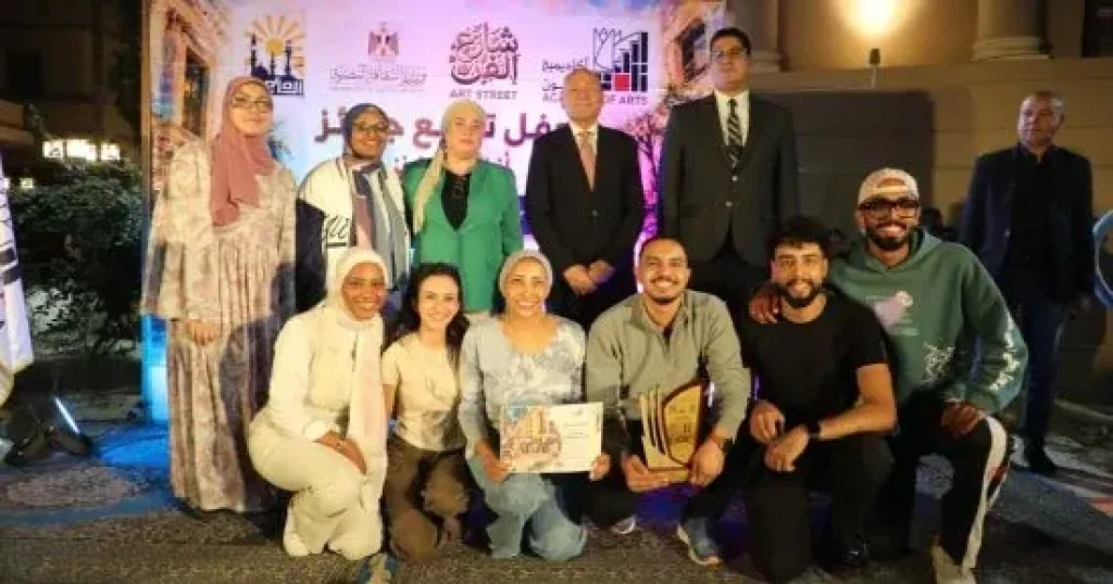 محافظ القاهرة يكرم المتميزين في عروض «شارع الفن» بوسط البلد
