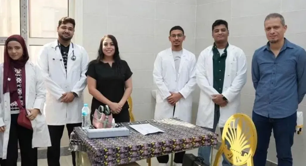 كلية الطب بجامعة أسيوط تشارك في القافلة التنموية الثامنة بقرية بني مر وتوقع الكشف الطبي