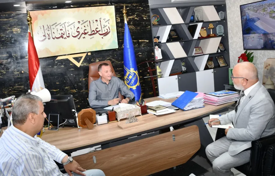 محافظ أسوان: ملف مياه الشرب والصرف الصحى يأتى على رأس أولويات العمل