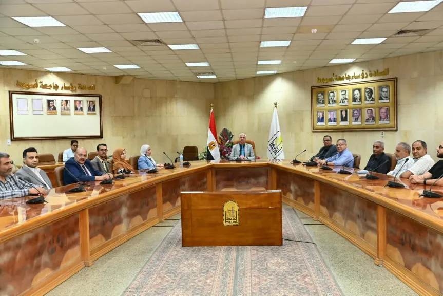 رئيس جامعة أسيوط يعقد اجتماعًا لمتابعة ملفات التحول الرقمي والاستعداد لتطبيق نموذج