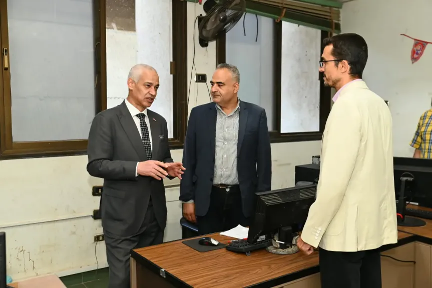 رئيس جامعة أسيوط يتفقد مركز تطوير نظم المعلومات الإدارية ويتابع مشروعات التحول الرقمي