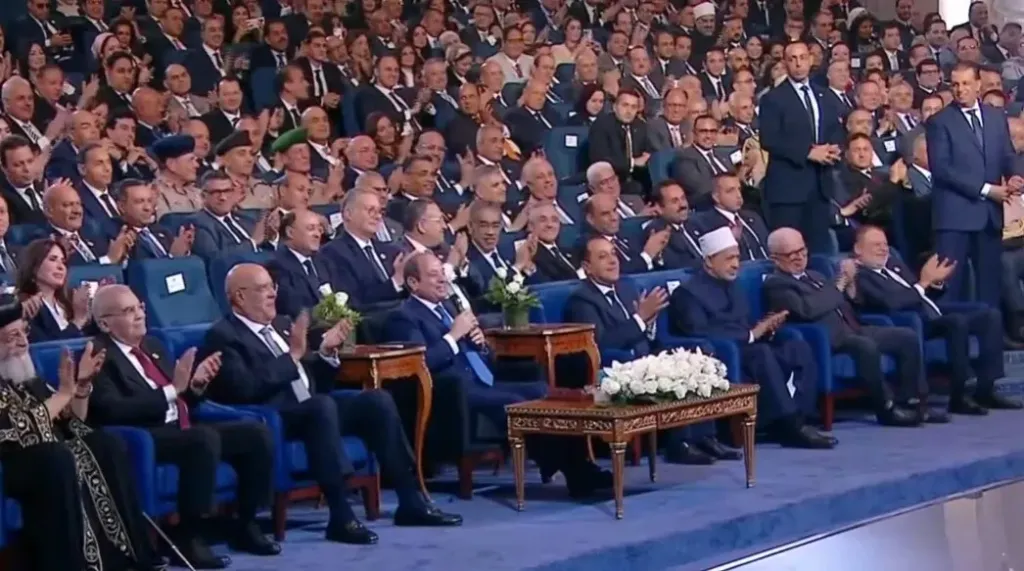 الرئيس السيسي: الوسطية وعدم الإسراف مطلوب في كل شيء خاصة مع ما يبذل من محاولات لعزل كل شخصية