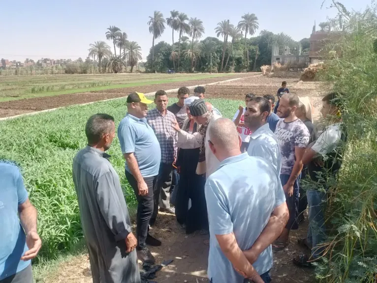 محافظ أسيوط: معاينة الطرق المؤدية لعدد من العزب بالنواورة تمهيدًا لتدعيمها بـ60 عمود