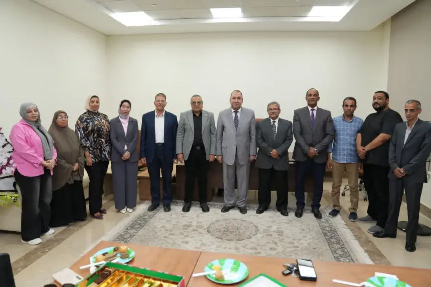 «قيادات جديدة ورؤية تصنع المستقبل».. رئيس جامعة أسيوط الأهلية يهنئ العمداء الجدد