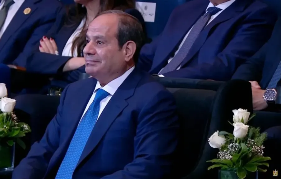 رد فعل الرئيس السيسي بعد مشاهدة تعليقات وآراء بعض المواطنين في الشارع