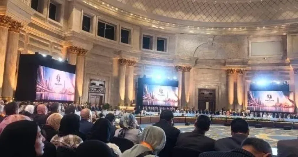الزعيم السيسى يحضر جلسة التنمية الحضرية والعمرانية ثانى أيام منتدى مصر