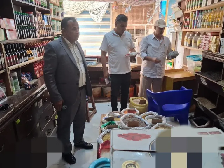 تموين الاسماعيلية تضبط أحد المخازن بالقنطره غرب  بحوزته ٤/٣ طن زيت طعام مجهول المصدر