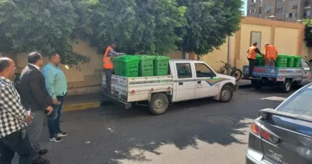 حى العجوزة يوزع 30 صندوق قمامة بالمناطق الحيوية كمرحلة أولى