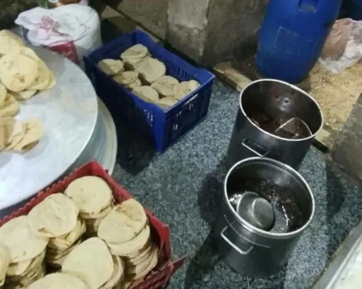 ضبط 75 كيلو من مصنعات الحواوشي مجهولة المصدر داخل مطعم كشري بالفشن