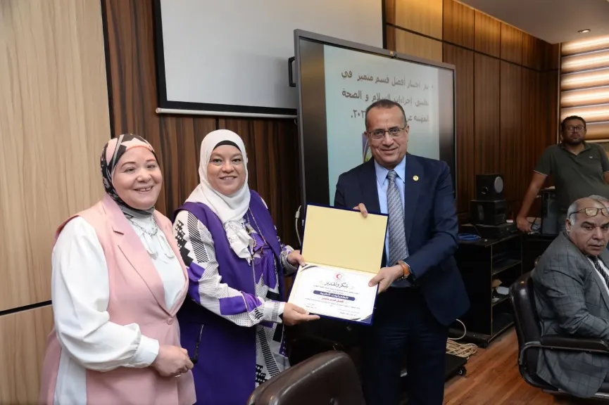 عميد طب أسيوط يكرّم (4) أقسام متميزة في تطبيق معايير السلامة والصحة المهنية