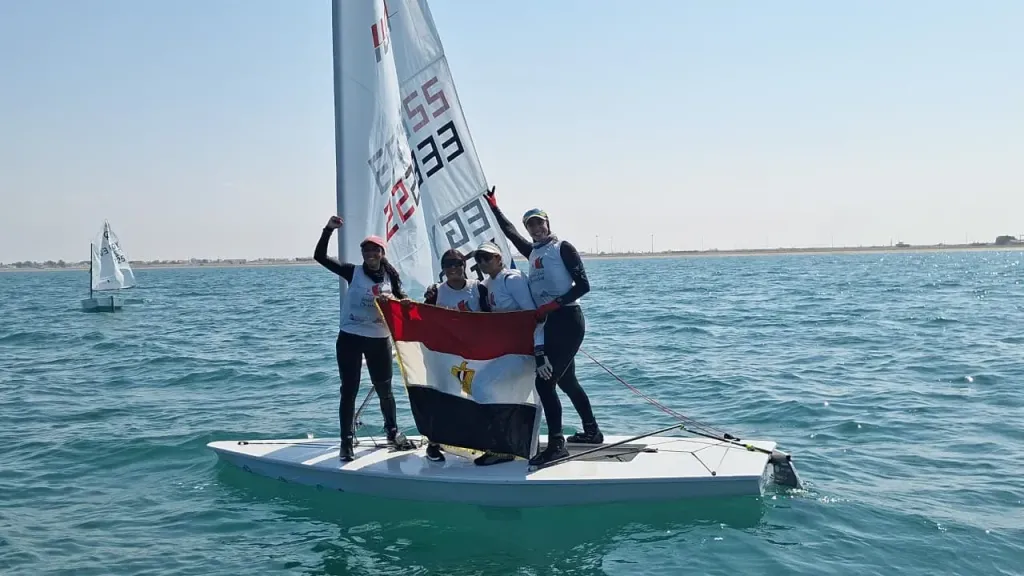 وزير الشباب والرياضة يهنئ منتخب الشراع بعد حصد ذهبيتين وفضية وبرونزية في سلطنة عُمان
